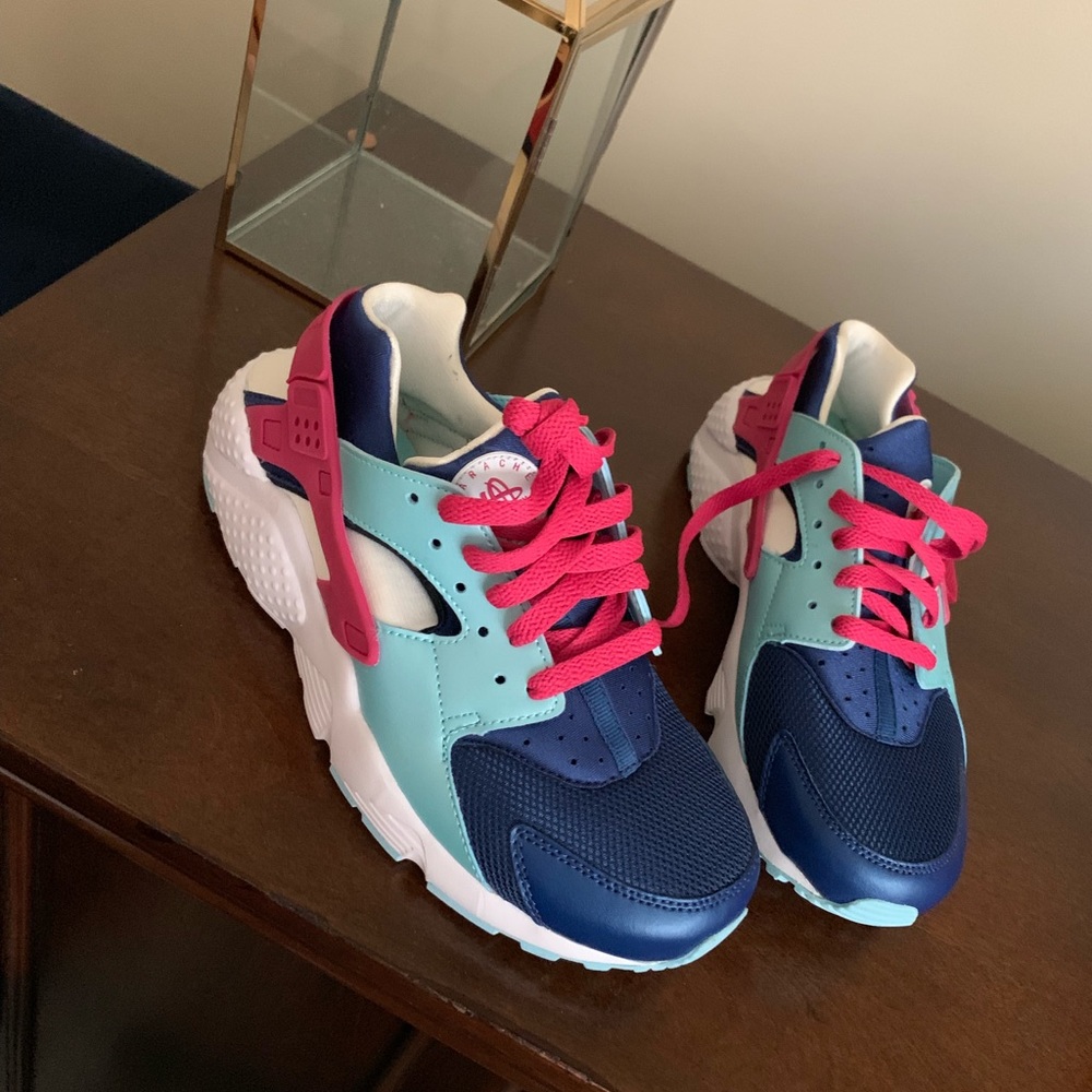 Nike huarache run. Brand new. Men’s/big kids sz 7.